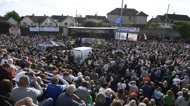 
                    Milhares manifestam-se pró e contra marcha unionista na Irlanda do Norte
                