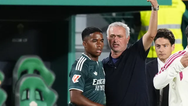 
                    Endrick motiva 'discussão à portuguesa' entre Mourinho e Amorim
                