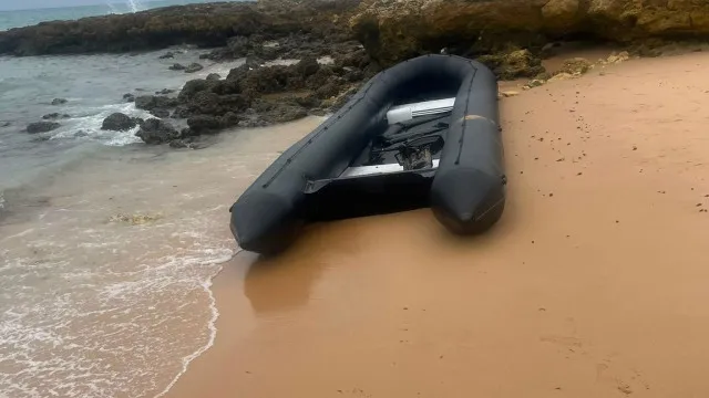 
                    GNR apreende 3.400 litros de combustível (e barco) em praia em Albufeira
                