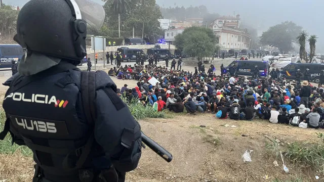 
                    Polícia inicia operação para desmantelar acampamento em Ceuta
                