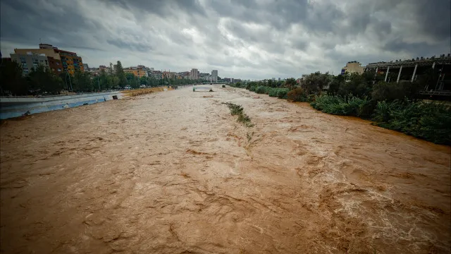 
                    Chuvas torrenciais fazem dois mortos na Catalunha. Há milhares sem luz
                