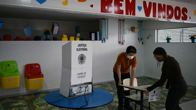 Abertas mesas de voto para decidir futuro do Brasil