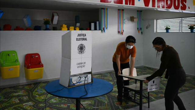 Abertas mesas de voto para decidir futuro do Brasil