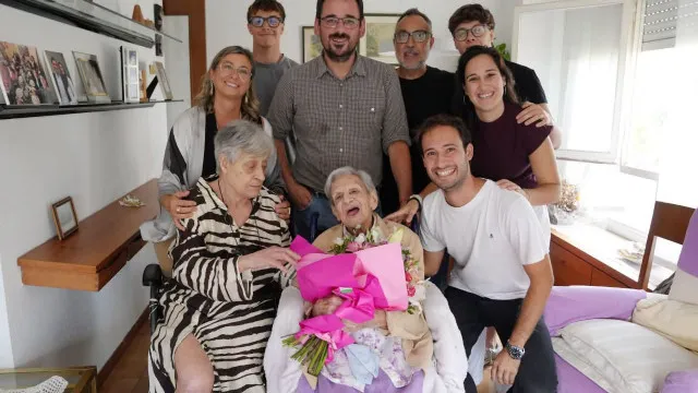 
                    Mulher mais velha de Girona celebra 