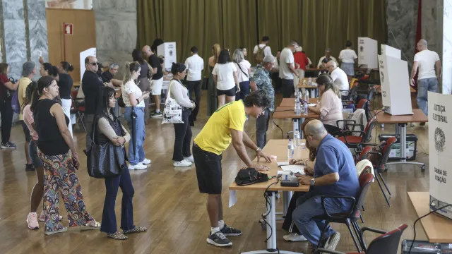 
                    Autoridades brasileiras satisfeitas com votação em Portugal
                