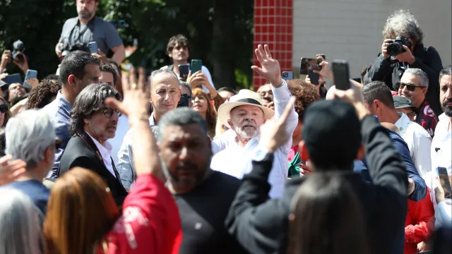 
                    AO MINUTO: Brasileiros divididos em Portugal; Lula e Flávio já votaram
                