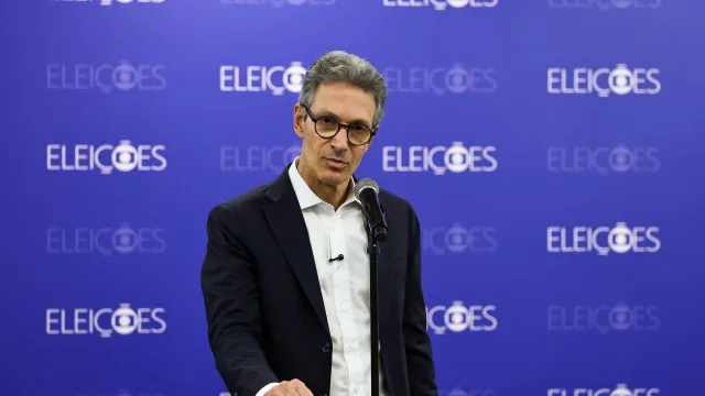 
                    Candidato investigado por usar telemóvel na cabine de voto no Brasil
                