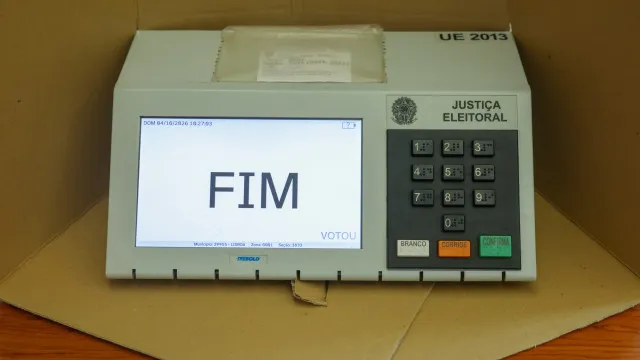 
                    Mesas eleitorais fecham no Brasil e começa contagem dos votos
                