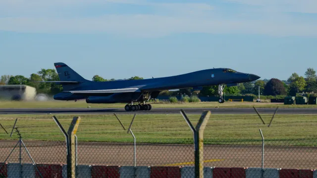 
                    EUA retiram bombardeiros de base inglesa investigada por ataque
                