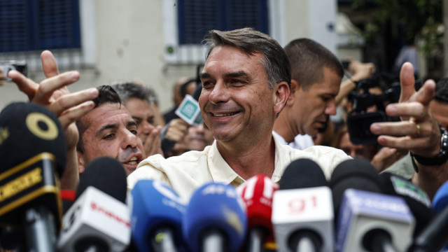 Flávio Bolsonaro e Lula disputam 2.ª volta das presidenciais no Brasil