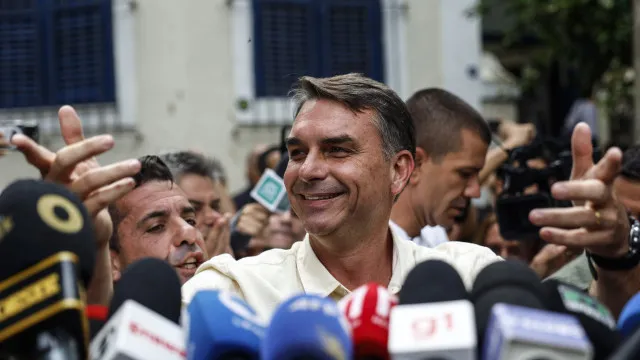 
                    Flávio Bolsonaro e Lula disputam 2.ª volta das presidenciais no Brasil
                