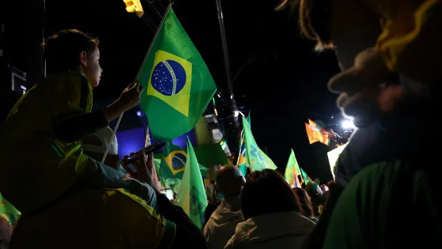 
                    Brasil. Governo zera impostos federais sobre gasolina a dias da 2.ª volta
                