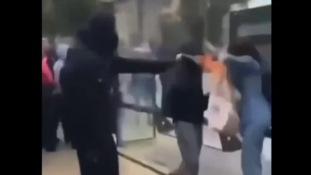 
                    Durante protestos em França, jovem atira chama contra rosto de mulher
                