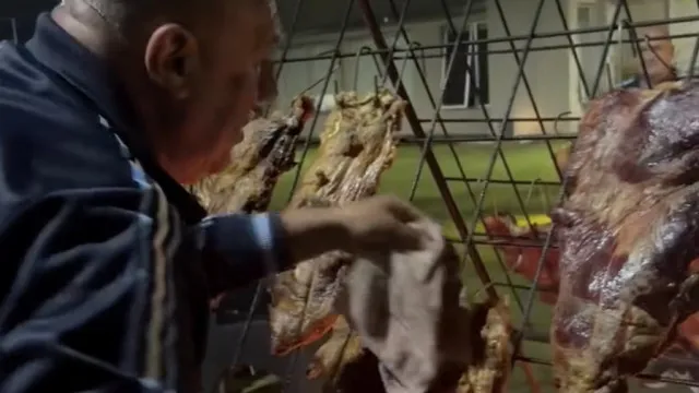
                    Só podia ser assim. Argentina recebe Messi com... churrasco monumental
                