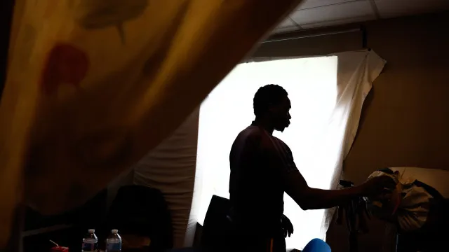 
                    Pobreza extrema e precariedade habitacional disparam em França
                