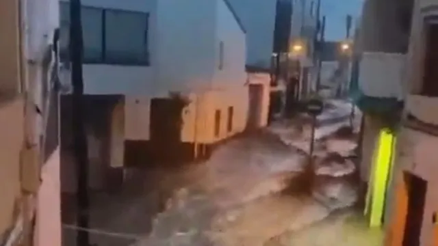 
                    Alerta máximo em toda a costa catalã: Chuvas obrigam a 33 resgates
                