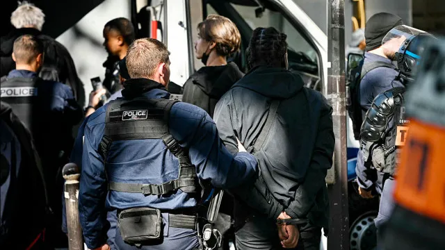 
                    Mais de 400 escolas afetadas por bloqueios e protestos em França
                