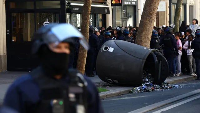 
                    Jovem de 15 anos perde a mão em explosão durante protestos em França
                