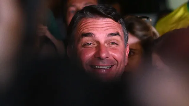 
                    Flávio celebra 