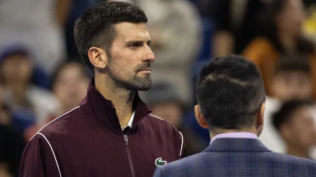 Djokovic na final de Pequim após desqualificação insólita de Medvedev