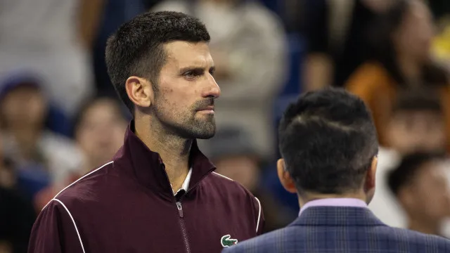 Djokovic na final de Pequim após desqualificação insólita de Medvedev