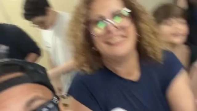 
                    Em quem terá votado? Neymar aparece em centro de voto e é recebido assim
                