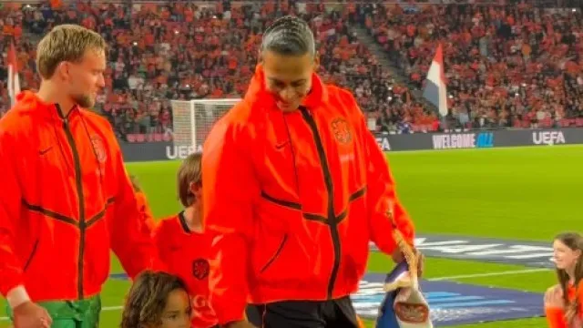 
                    Momento especial. Filho ao lado de van Dijk nas 100 internacionalizações
                