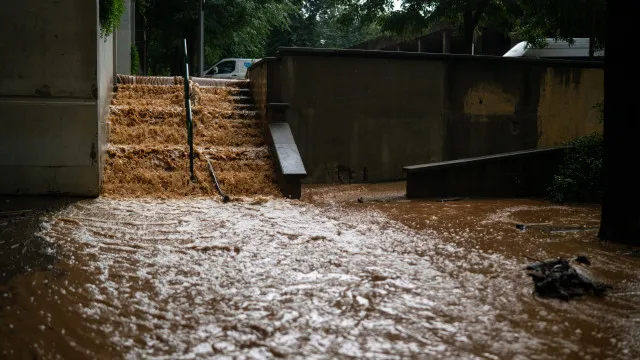 
                    Chuva continua a lançar o caos na Catalunha. Há um menino desaparecido
                