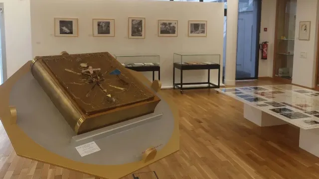 Roubada de museu em França capa de livro esculpida por Salvador Dalí