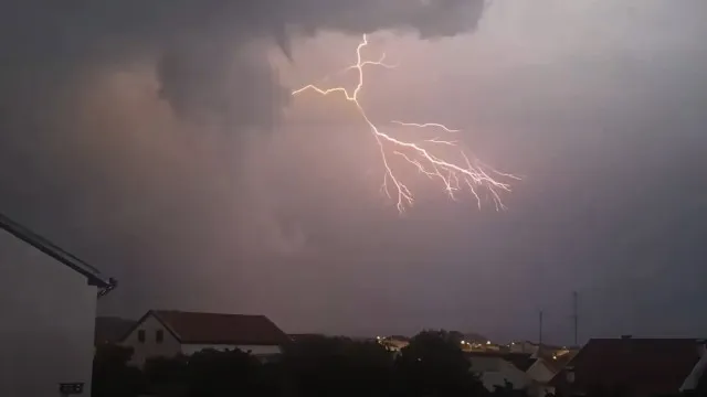 
                    Domingo de mau tempo no Interior (e não só). Eis as imagens da trovoada
                