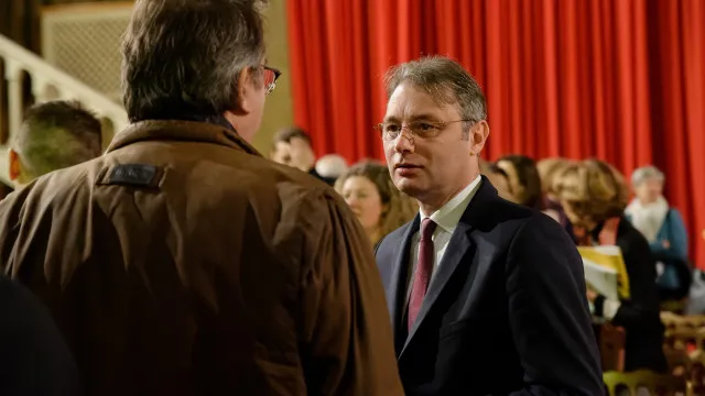 Diplomata Luca Niculescu nomeado primeiro-ministro da Roménia