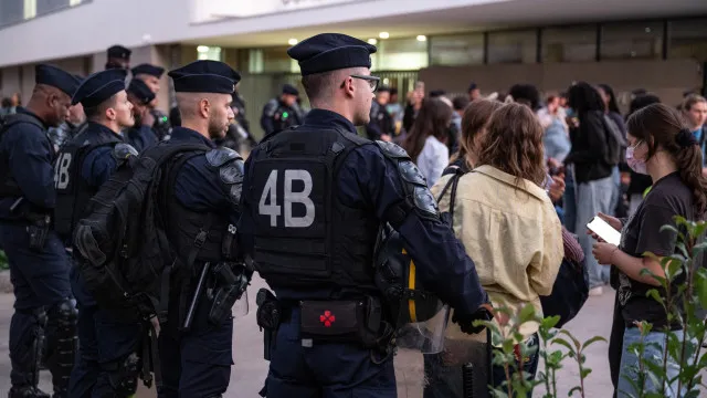 
                    França investiga 10 suspeitas de abusos policiais em protestos estudantis
                