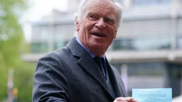 
                    Morreu Jeffrey Archer, escritor e ex-político britânico. Tinha 86 anos
                