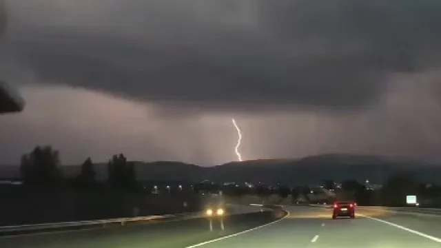 
                    Noite de trovoada e granizo... e cenário continua: 13 distritos sob aviso
                