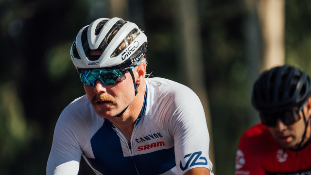 Nem avião, nem carro. Bottas vai para o GP de Singapura de bicicleta