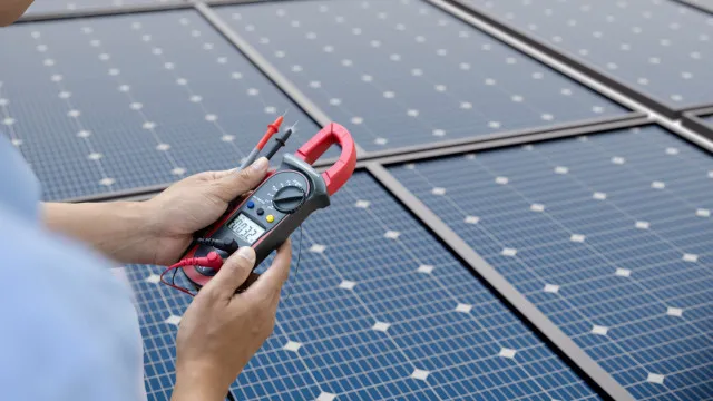 
                    Painéis solares compensam? Quanto se poupa? Simulador ajuda a decidir
                