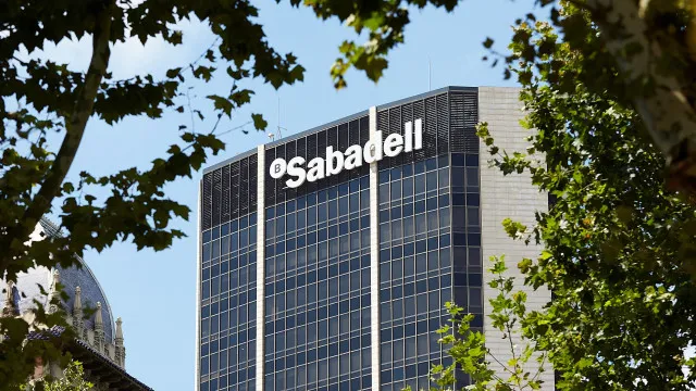
                    Dono do Novo Banco compra 7% do Sabadell por 1.200 milhões de euros
                
