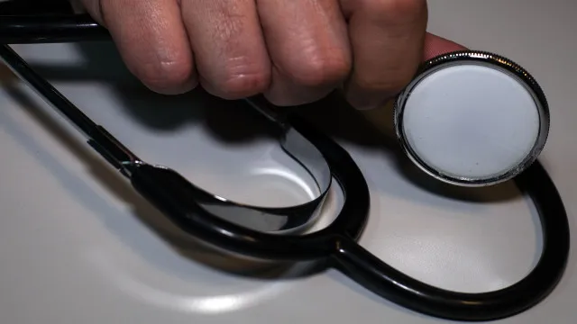 
                    Internato Médico 2026 abre 2.338 vagas para formação especializada
                