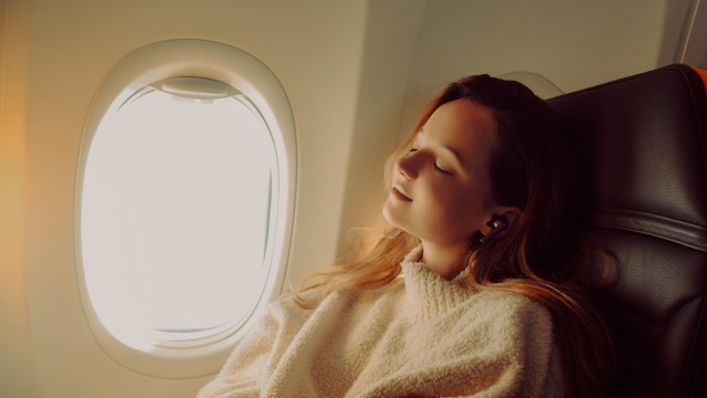 Dormir no avião? É possível com estes auscultadores e auriculares