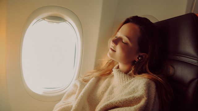 Dormir no avião? É possível com estes auscultadores e auriculares