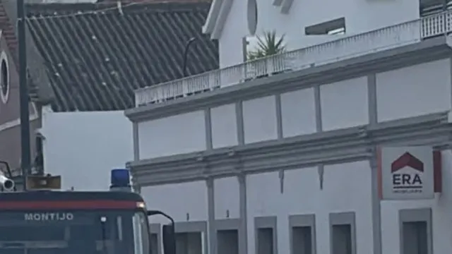 
                    Um morto e um ferido grave em incêndio urbano no Montijo
                