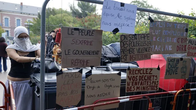 
                    Protestos estudantis juntam 86 mil e fecham quase 900 escolas em França
                