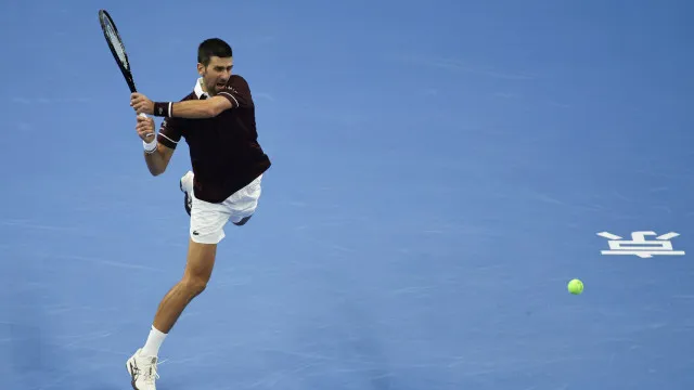 
                    Novak Djokovic vence em Pequim após desistência de De Minaur
                
