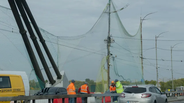 
                    Autoridades instalam redes de proteção contra drones em ponte de Kyiv
                