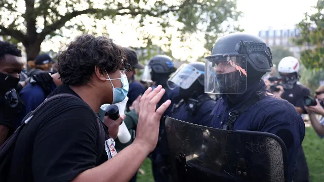 
                    Confrontos, feridos (e reunião do governo). O que se passa em França?
                