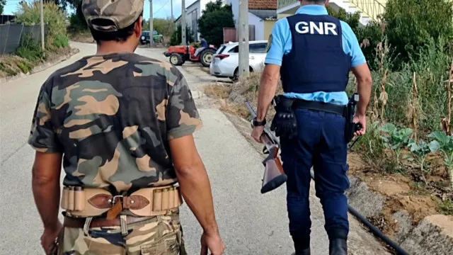 
                    Homem detido em flagrante por caçar em área de proteção em Alcobaça 
                