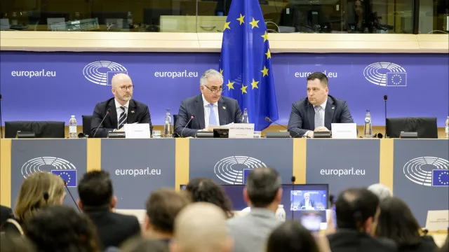 Conservadores Europeus querem proibir Aliança de Esquerda Europeia