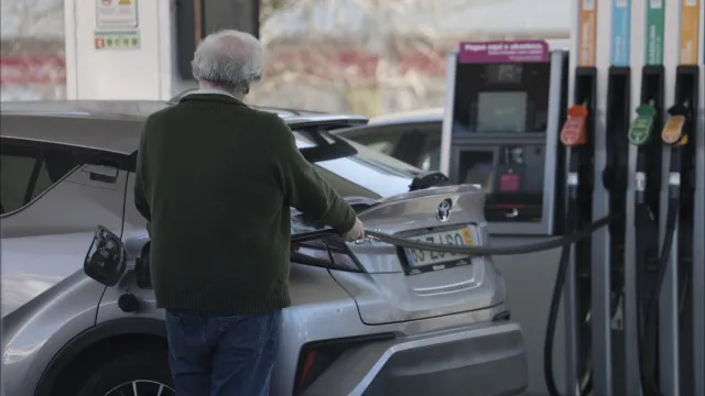 Preço eficiente desce para 2,120 euros na gasolina e 2,210 no gasóleo
