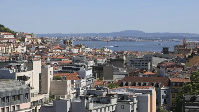 
                    AML recomenda mobilização de imobiliário público devoluto para habitação
                