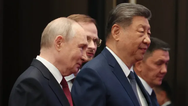 
                    Putin vai reunir-se com Xi. Encontro com Trump continua em aberto
                